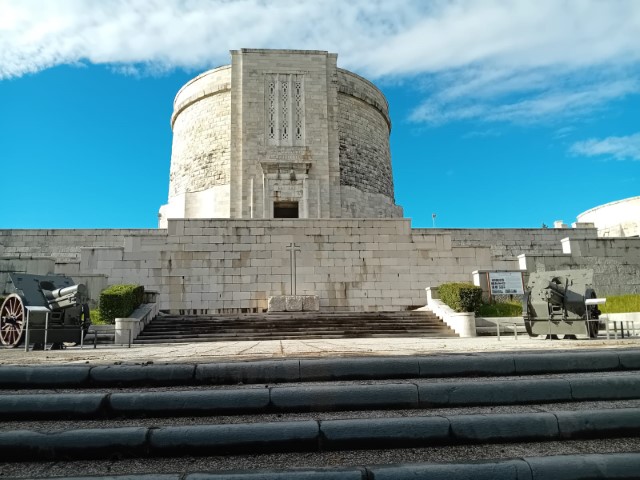 U sjeni Sakrarija: hod po kostima prošlosti, krajoliku boli i šutnje